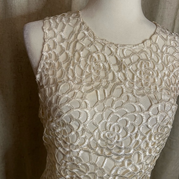 Angel Women's Beige Crotchet Zipper Back Sleeveless Crop Top Size M - Picture 3 of 8